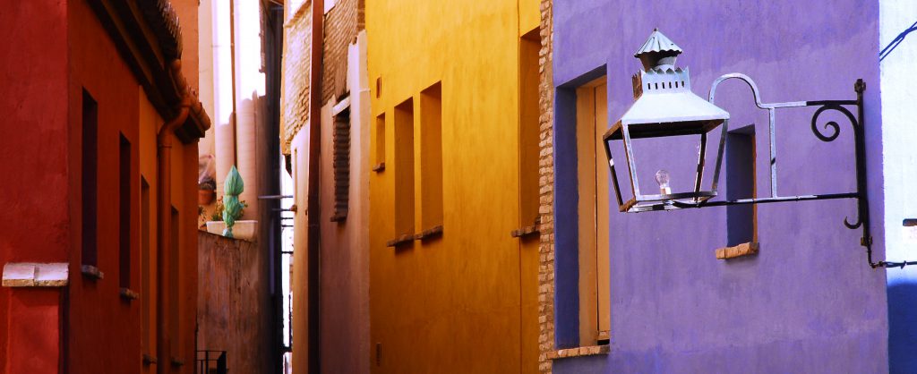 Judería de Tarazona, callejon con casas de colores amarillo rojo y morado.