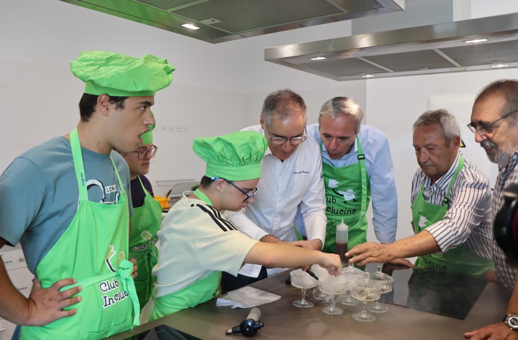 Alumnos de ATADES cocinando con el presidente de ATADES, Antonio Rodríguez...lucina