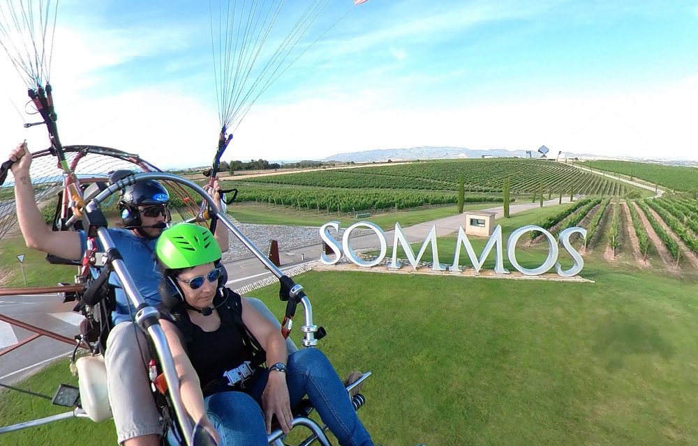 Volar en paramotor sobre los viñedos, nueva propuesta de Bodega Sommos