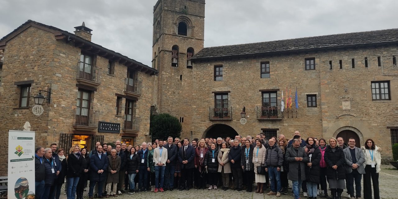 La asamblea de los Pueblos Más Bonitos de España cierra en Aínsa cuatro días descubriendo los encantos de la provincia de Huesca