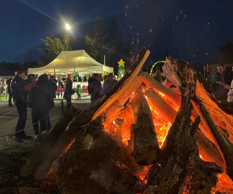 Aínsa celebra la cuarta edición del Mercadillo Navideño al Calor de la Hoguera