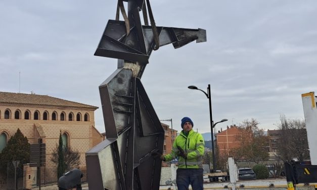 La escultura de Julio Tapia ‘Hombre y Racimo’ ya luce en Barbastro