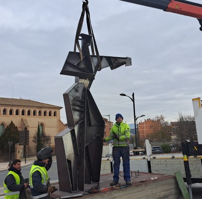 La escultura de Julio Tapia ‘Hombre y Racimo’ ya luce en Barbastro